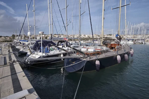 イタリア、シチリア島、地中海、マリーナ ディ ラグーザ。2016 年 12 月 22 日、高級ヨットのポート - 社説 — ストック写真