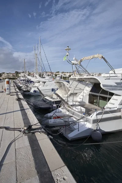 Olaszország, Szicília, Földközi-tenger, Marina di Ragusa; 2016. December 22., luxus jachtok a port - szerkesztőség — Stock Fotó