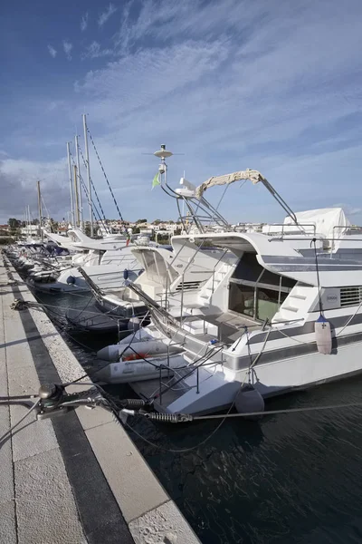 Italia, Sicilia, Mar Mediterráneo, Marina di Ragusa; 22 Diciembre 2016, yates de lujo en el puerto - EDITORIAL — Foto de Stock