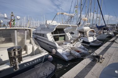 İtalya, Sicilya, Akdeniz, Marina di Ragusa; 22 Aralık 2016, Lüks Yatlar port - Editörden