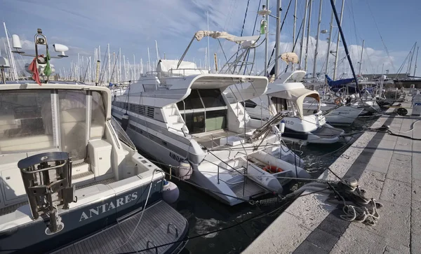 İtalya, Sicilya, Akdeniz, Marina di Ragusa; 22 Aralık 2016, Lüks Yatlar port - Editörden