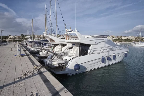 Italia, Sicilia, Mar Mediterraneo, Marina di Ragusa; 22 dicembre 2016, yacht di lusso in porto - EDITORIALE — Foto Stock