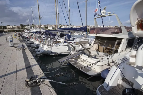 Itália, Sicília, Mar Mediterrâneo, Marina di Ragusa; 22 Dezembro 2016, iates de luxo no porto - EDITORIAL — Fotografia de Stock