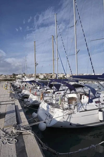 Italien, Sizilien, Mittelmeer, Marina di ragusa; 22. Dezember 2016, Luxusyachten im Hafen - Leitartikel — Stockfoto