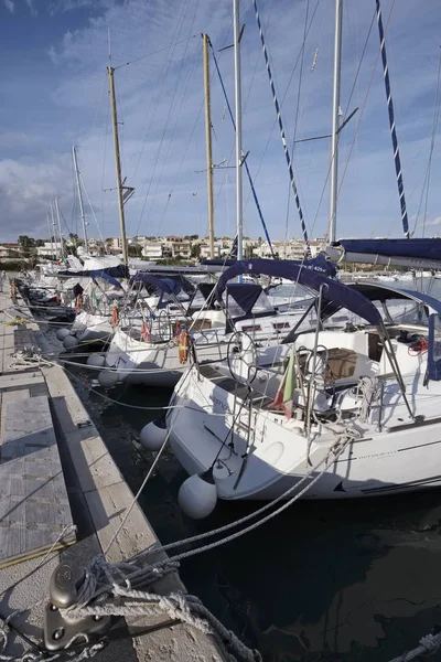 Italien, Sicilien, Medelhavet, Marina di Ragusa; 22 December 2016, segelbåtar lyxiga i hamnen - ledare — Stockfoto