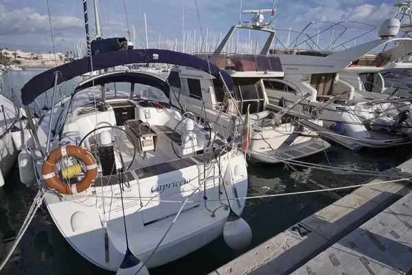 İtalya, Sicilya, Akdeniz, Marina di Ragusa; 22 Aralık 2016, Lüks Yatlar port - Editörden