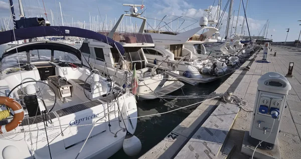 Italia, Sicilia, Mar Mediterráneo, Marina di Ragusa; 22 Diciembre 2016, yates de lujo en el puerto - EDITORIAL — Foto de Stock