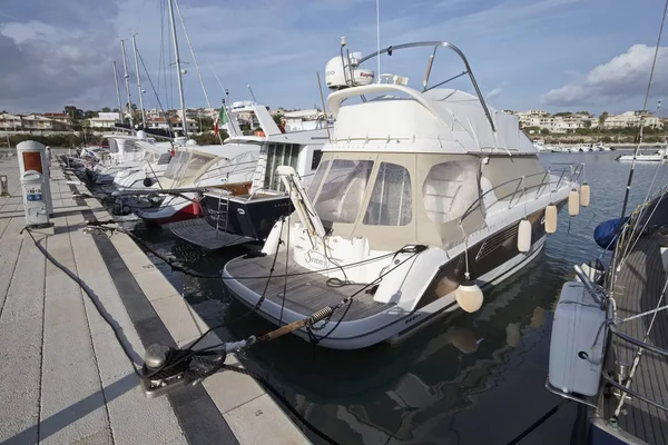 İtalya, Sicilya, Akdeniz, Marina di Ragusa; 22 Aralık 2016, Lüks Yatlar port - Editörden