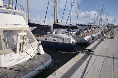 İtalya, Sicilya, Akdeniz, Marina di Ragusa; 22 Aralık 2016, Lüks Yatlar port - Editörden