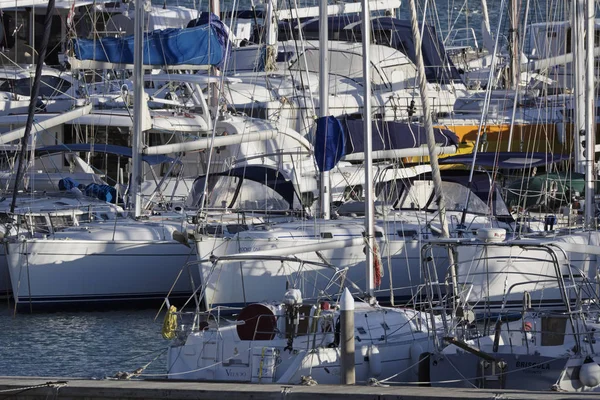 Itália, Sicília, Mar Mediterrâneo, Marina di Ragusa; 22 Dezembro 2016, iates de luxo no porto - EDITORIAL — Fotografia de Stock