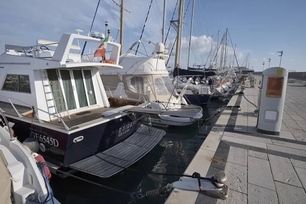 Italie, Sicile, Méditerranée, Marina di Ragusa ; 22 Décembre 2016, yachts de luxe dans le port - EDITORIAL — Photo