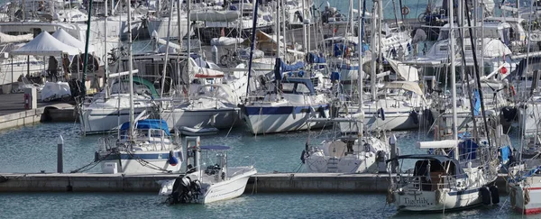 Италия, Сицилия, Средиземное море, Marina di Ragusa; 7 января 2017, лодки и роскошные яхты в порту - РЕДАКЦИЯ — стоковое фото