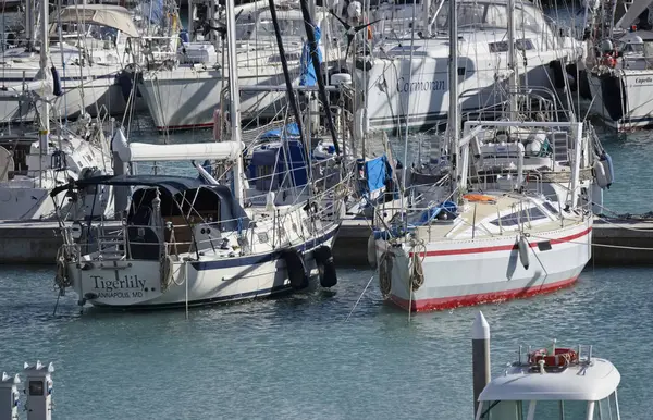 Itália, Sicília, Mar Mediterrâneo, Marina di Ragusa; 7 Janeiro 2017, barcos e iates de luxo no porto - EDITORIAL — Fotografia de Stock