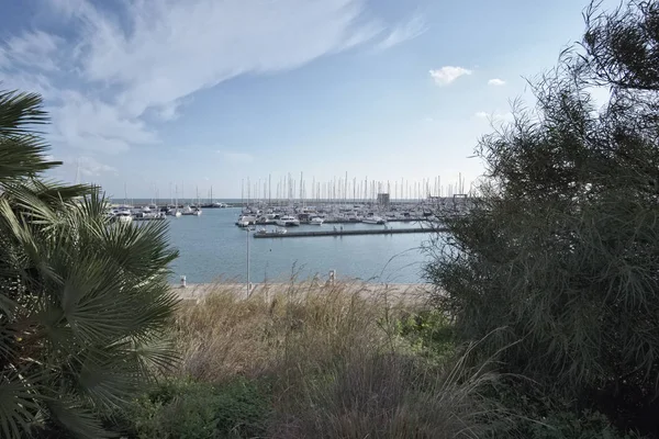 Italië, Sicilië, Middellandse Zee, Marina di Ragusa; boten en luxe jachten in de haven — Stockfoto