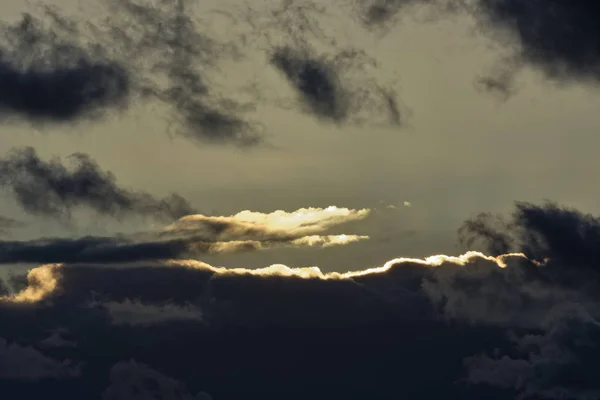 Italia, Sicilia, nubes tormentosas en el cielo al sol —  Fotos de Stock