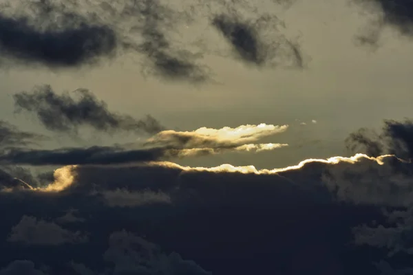 Italia, Sicilia, nubes tormentosas en el cielo al sol —  Fotos de Stock