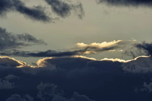 Italia, Sicilia, nubes tormentosas en el cielo al sol —  Fotos de Stock