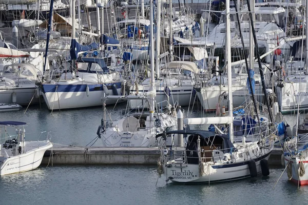Itálie, Sicílie, Středozemní moře, Marina di Ragusa; 8. ledna 2017, lodě a luxusní jachty v přístavu - Editorial — Stock fotografie