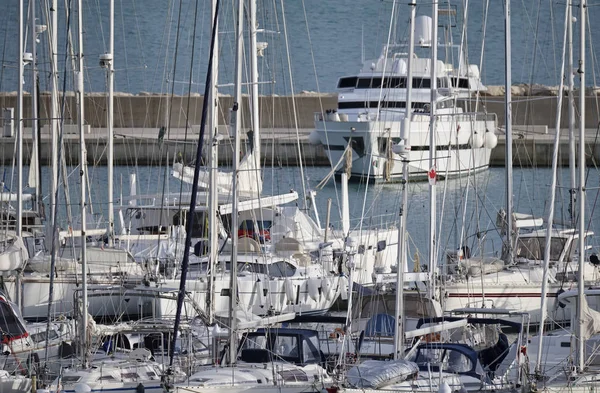 Italia, Sicilia, Mar Mediterráneo, Marina di Ragusa; 8 Enero 2017, yates de lujo en el puerto - EDITORIAL —  Fotos de Stock