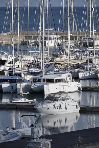 Itália, Sicília, Mar Mediterrâneo, Marina di Ragusa; 9 de janeiro de 2017, barcos e iates de luxo no porto - EDITORIAL — Fotografia de Stock