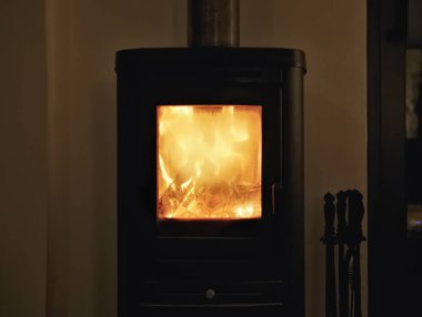 Yakacak odun ocağında yanıyor.