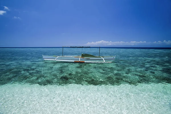 Fülöp-szigetek, a Balicasag Island (Bohol); helyi fából készült horgászcsónak - Film-Scan — Stock Fotó