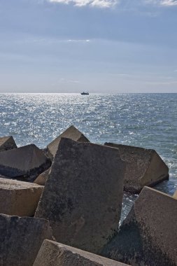 İtalya, Akdeniz, Sicilya, Scoglitti (Ragusa eyaletinde), beton blok dışında liman ve balıkçı teknesi