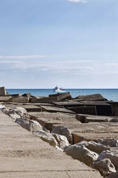 İtalya, Akdeniz, Sicilya, Scoglitti (Ragusa eyaletinde), beton blok dışında liman ve balıkçı teknesi