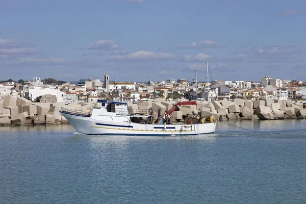 Italia, Mar Mediterraneo, Sicilia, Scoglitti (provincia di Ragusa); 8 marzo 2011, un peschereccio in legno entra nel porto - EDITORIALE — Foto Stock