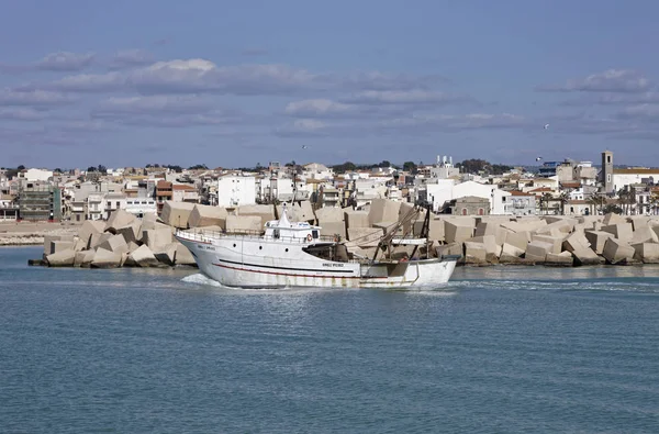 Italia, Mar Mediterraneo, Sicilia, Scoglitti (provincia di Ragusa); 8 marzo 2011, un peschereccio in legno entra nel porto - EDITORIALE — Foto Stock