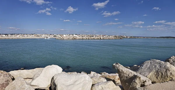 Italia, Mar Mediterraneo, Sicilia, Scoglitti (provincia di Ragusa), un peschereccio in legno che entra nel porto — Foto Stock