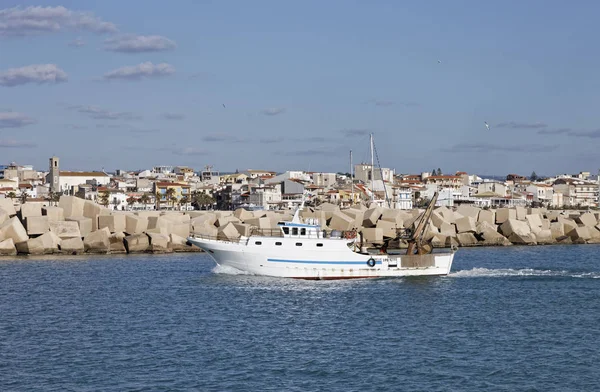 Italie, Méditerranée, Sicile, Scoglitti (province de Raguse) ; 8 mars 2011, un bateau de pêche en bois entrant dans le port - EDITORIAL — Photo