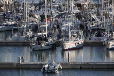 İtalya, Sicilya, Akdeniz, Marina di Ragusa; 12 Ocak 2017, tekneler ve Lüks Yatlar port - Editörden