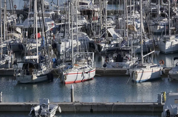 Italien, Sicilien, Medelhavet, Marina di Ragusa; 12 januari 2017, segelbåtar båtar och lyxiga i hamnen - ledare — Stockfoto