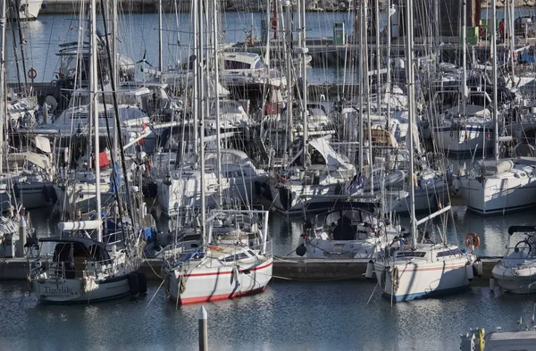 Włochy, Sycylia, Morze Śródziemne, Marina di Ragusa; 12 stycznia 2017, luksusowe jachty w porcie - Redakcja — Zdjęcie stockowe