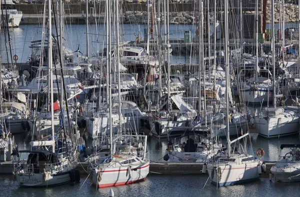 Italien, Sicilien, Medelhavet, Marina di Ragusa; 12 januari 2017, segelbåtar lyxiga i hamnen - ledare — Stockfoto