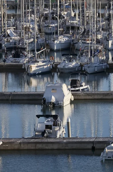 Włochy, Sycylia, Morze Śródziemne, Marina di Ragusa; 12 stycznia 2017, łodzie i luksusowe jachty w porcie - Redakcja — Zdjęcie stockowe