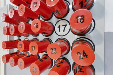 Bir araba yardım atölye kırmızı numaralı motor