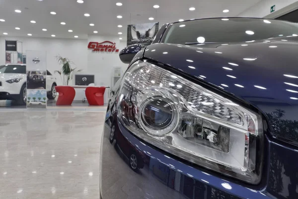 Italië; 27 juli 2012, nieuwe auto's te koop in een auto dealer shop - redactie — Stockfoto