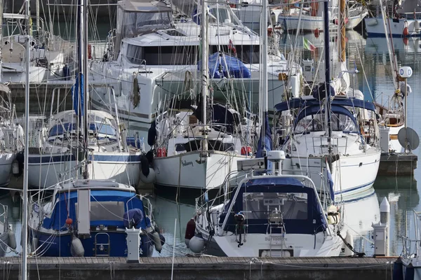 Włochy, Sycylia, Morze Śródziemne, Marina di Ragusa; 15 stycznia 2017, łodzie i luksusowe jachty w porcie - Redakcja — Zdjęcie stockowe