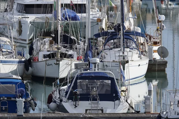 Италия, Сицилия, Средиземное море, Marina di Ragusa; 15 января 2017, лодки и роскошные яхты в порту - РЕДАКЦИЯ — стоковое фото