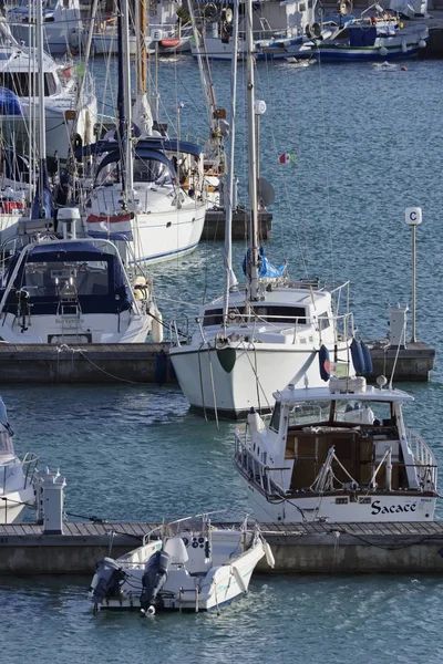 Италия, Сицилия, Средиземное море, Marina di Ragusa; 15 января 2017, лодки и роскошные яхты в порту - РЕДАКЦИЯ — стоковое фото
