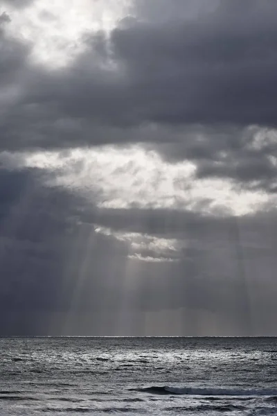 Italia, Sicilia, Mar Mediterráneo, nubes tormentosas en el Canal de Sicilia en invierno —  Fotos de Stock
