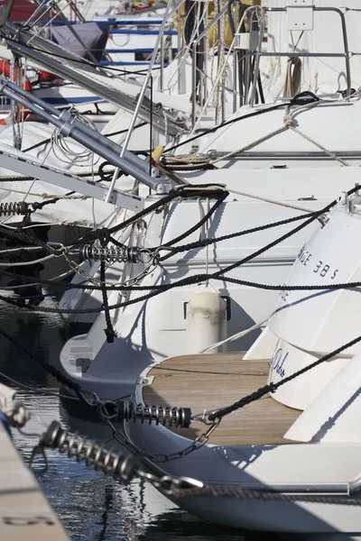 Italia, Sicilia, Mar Mediterraneo, Marina di Ragusa; 19 gennaio 2017, yacht di lusso in porto - EDITORIALE — Foto Stock