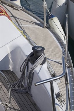 İtalya, Sicilya, Akdeniz, Marina di Ragusa; 19 Ocak 2017, vinç ve liman - editoryal bir Yelkenli tekne üzerinde deniz halatlar