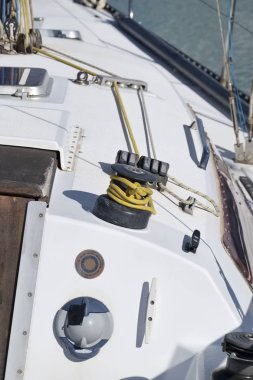 İtalya, Sicilya, Akdeniz, Marina di Ragusa, vinç ve liman bir Yelkenli tekne deniz halatlar