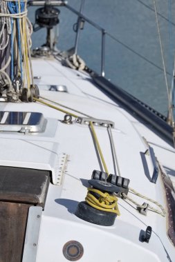 İtalya, Sicilya, Akdeniz, Marina di Ragusa, vinç ve liman bir Yelkenli tekne deniz halatlar