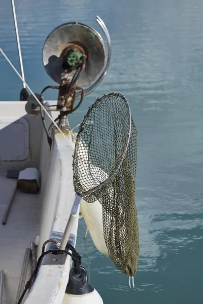 Italien, Sizilien, Mittelmeer, Marina di Ragusa, kleines Fischerboot im Hafen — Stockfoto