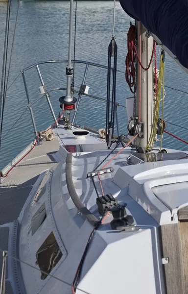 Italien, Sizilien, Mittelmeer, Marina di Ragusa, Segelboot im Hafen — Stockfoto