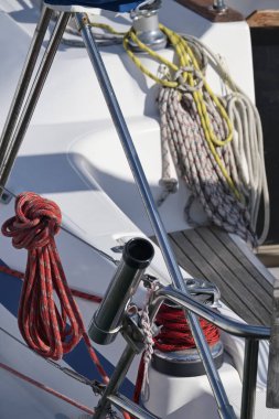 İtalya, Sicilya, Akdeniz, Marina di Ragusa; 19 Ocak 2017, vinç ve liman - editoryal bir Yelkenli tekne üzerinde deniz halatlar